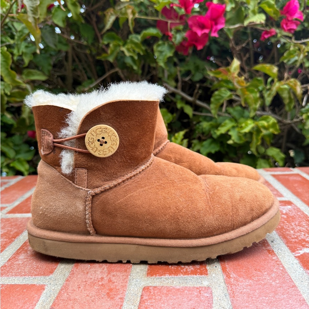 Ugg Chestnut Classic Shearling Boots size 7